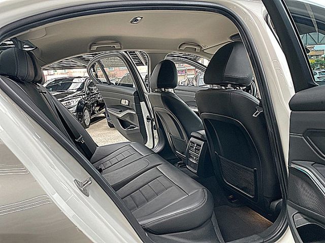 新世代G20系 BMW 318I  Luxury 德系精緻與豪華才跑7萬搶手白  第12張相片
