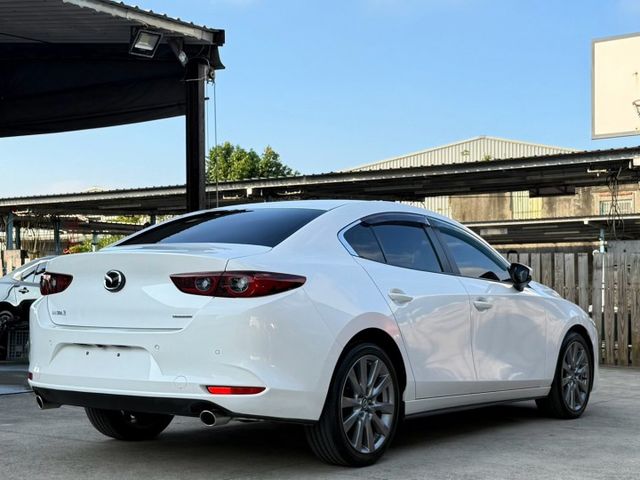 23年式 Premium 免鑰匙摸門解鎖啟動 ACC跟車 盲點偵測 環景系統 Carplay 換檔撥片導航系統 分區溫控  第4張相片