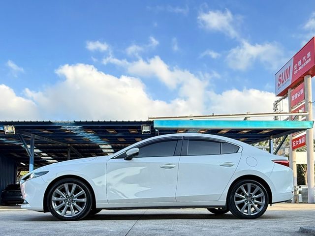 23年式 Premium 免鑰匙摸門解鎖啟動 ACC跟車 盲點偵測 環景系統 Carplay 換檔撥片導航系統 分區溫控  第5張相片
