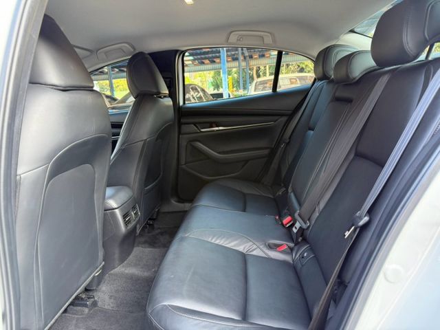 23年式 Premium 免鑰匙摸門解鎖啟動 ACC跟車 盲點偵測 環景系統 Carplay 換檔撥片導航系統 分區溫控  第7張相片