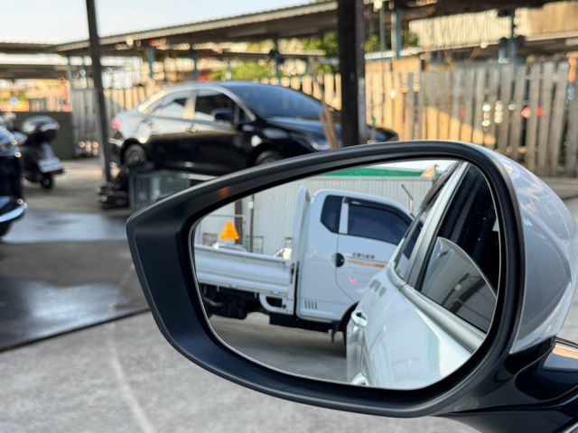 23年式 Premium 免鑰匙摸門解鎖啟動 ACC跟車 盲點偵測 環景系統 Carplay 換檔撥片導航系統 分區溫控  第19張相片