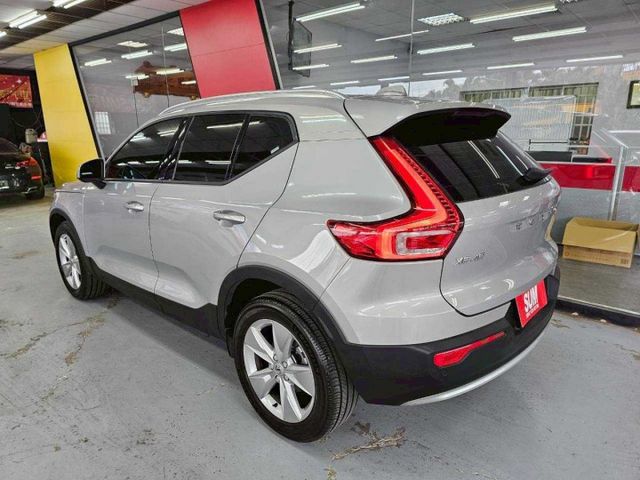 2023 VOLVO XC40 PLUS T2 IKEY 摸門 ACC AEB 車道偏離警示  車道變換輔助 車道維持輔  第2張相片