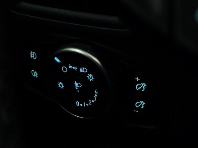 2017年 FOCUS 1.5 僅跑1萬公里 180P 里程保證 電折 定速 原廠影音 抬頭顯示器  第16張相片