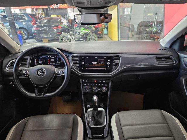 2021 VW T-ROC IKEY 摸門 電尾門 恆溫 盲點 ACC AEB 自動停車 車道維持 車道變換  第6張相片