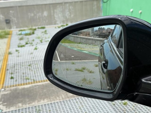 BMW/ 寶馬  X4 SERIES  X4 xDrive20i  第3張相片