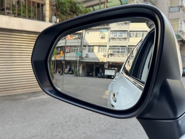★油電頂級版~僅跑2萬低里程，認證車原鈑，腳踢尾門.雙通風椅.記憶電動椅.天窗.盲點.LV2.LED，原廠保固中可全貸★  第20張相片