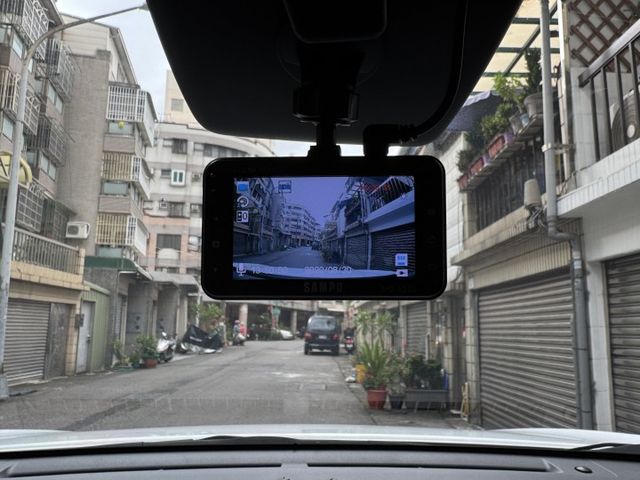 ★僅跑2萬多最美白色系~認證車原鈑件，IKEY.ACC.車道維持.防滑系統.倒車顯影.行車紀錄器，原廠保固中可全貸★  第14張相片