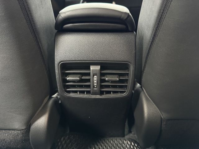★僅跑2萬多最美白色系~認證車原鈑件，IKEY.ACC.車道維持.防滑系統.倒車顯影.行車紀錄器，原廠保固中可全貸★  第17張相片