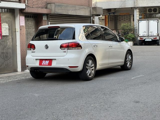 ★1.4渦輪TSI+電子後視鏡/影音全配~認證車，里程保證，導航.倒車顯影.定速.後座出風口，可全額貸款★  第2張相片