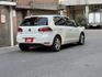 ★1.4渦輪TSI+電子後視鏡/影音全配~認證車，里程保證，導航.倒車顯影.定速.後座出風口，可全額貸款★  第2張縮圖