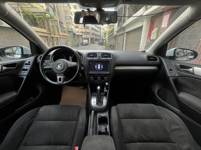 ★1.4渦輪TSI+電子後視鏡/影音全配~認證車，里程保證，導航.倒車顯影.定速.後座出風口，可全額貸款★  第5張相片