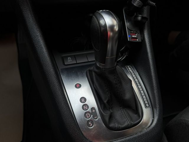 ★1.4渦輪TSI+電子後視鏡/影音全配~認證車，里程保證，導航.倒車顯影.定速.後座出風口，可全額貸款★  第12張相片