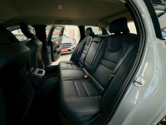 B3 原版件 配備~雙電動椅/ACC/HUD/盲點/環景/HK音響/車道維持/電尾門 (北安店)  第5張相片