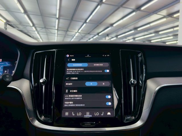 B3 原版件 配備~雙電動椅/ACC/HUD/盲點/環景/HK音響/車道維持/電尾門 (北安店)  第12張相片