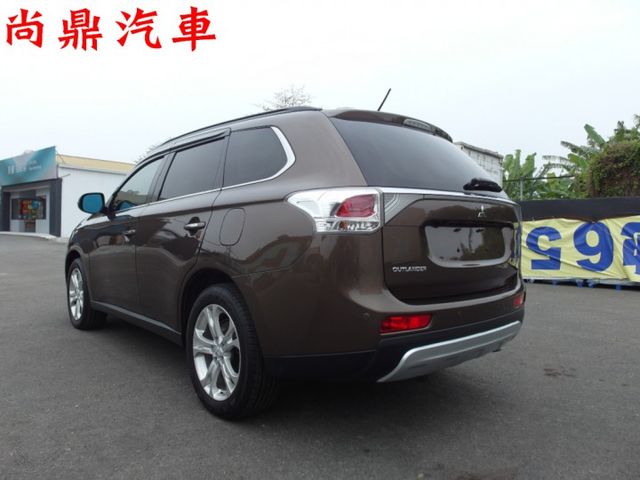 4WD 原鈑件 里程僅跑8萬 ACC跟車 天窗 免KEY 電尾門 定速 換檔撥片 倒車影像 抬頭顯示器  第2張相片