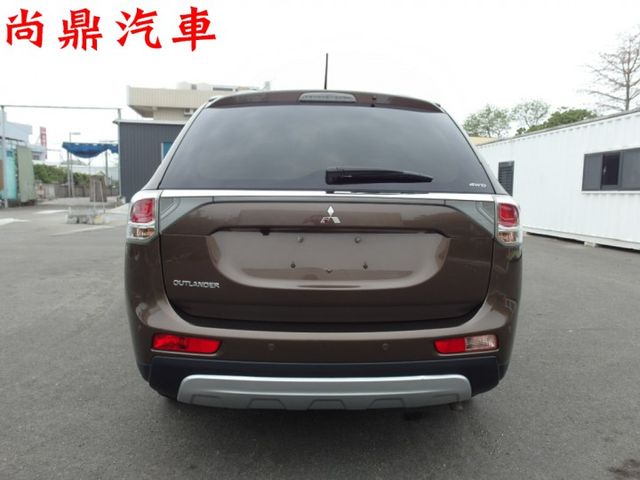 4WD 原鈑件 里程僅跑8萬 ACC跟車 天窗 免KEY 電尾門 定速 換檔撥片 倒車影像 抬頭顯示器  第3張相片