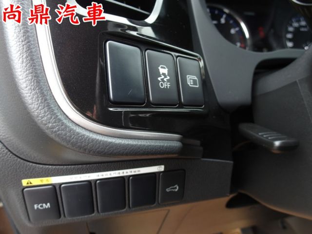 4WD 原鈑件 里程僅跑8萬 ACC跟車 天窗 免KEY 電尾門 定速 換檔撥片 倒車影像 抬頭顯示器  第13張相片