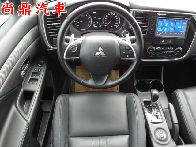 4WD 原鈑件 里程僅跑8萬 ACC跟車 天窗 免KEY 電尾門 定速 換檔撥片 倒車影像 抬頭顯示器  第14張相片