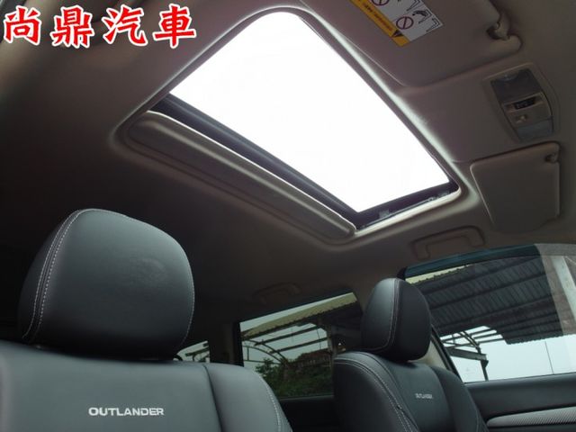 4WD 原鈑件 里程僅跑8萬 ACC跟車 天窗 免KEY 電尾門 定速 換檔撥片 倒車影像 抬頭顯示器  第20張相片