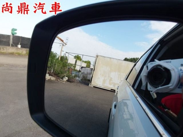 i-P版 全車原鈑件 里程僅跑9萬 免鑰匙 電尾門 盲點 定速 右側顯影 倒車影像 換檔撥片 主動轉向頭燈  第10張相片