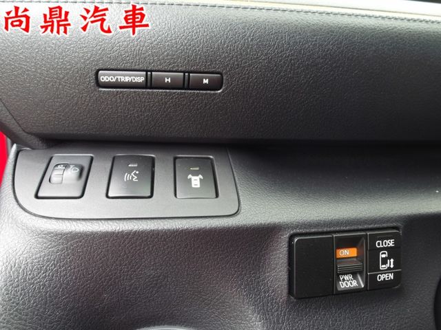 7人座 1.8L 豪華+版  電動側滑門 定速 免鑰匙 摸門 導航 倒車顯影 前後車距 胎壓 第三排座椅  第12張相片