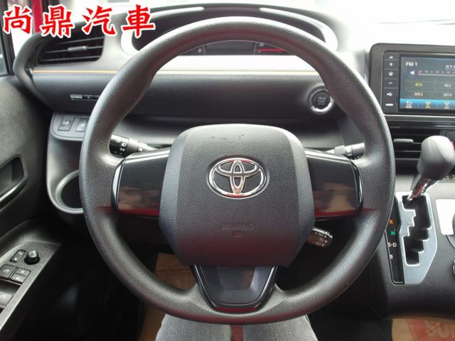 7人座 1.8L 豪華+版  電動側滑門 定速 免鑰匙 摸門 導航 倒車顯影 前後車距 胎壓 第三排座椅  第15張相片