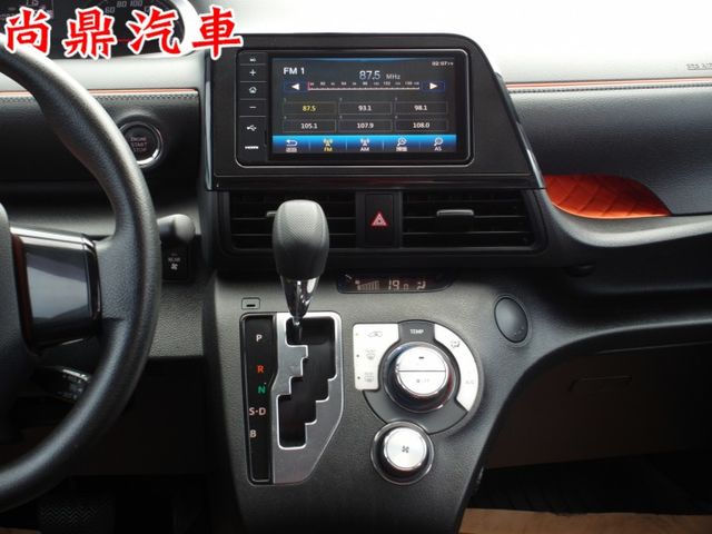7人座 1.8L 豪華+版  電動側滑門 定速 免鑰匙 摸門 導航 倒車顯影 前後車距 胎壓 第三排座椅  第16張相片