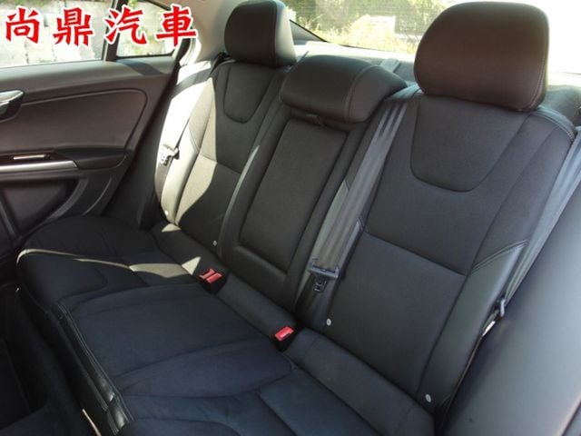 2017型 行動坦克 10安全氣囊 全車原鈑件 定速 盲點偵測 換檔撥片 前後車距 倒車影像 導航 電動記憶座椅  第18張相片