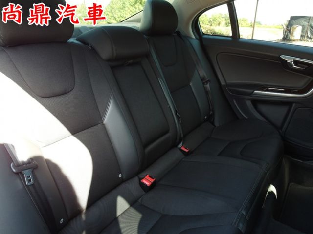 2017型 行動坦克 10安全氣囊 全車原鈑件 定速 盲點偵測 換檔撥片 前後車距 倒車影像 導航 電動記憶座椅  第19張相片