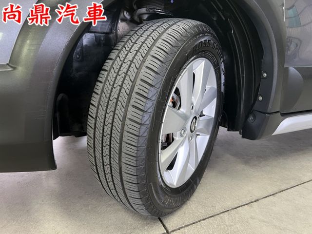 旗艦款最高階 加裝盲點偵測 免鑰匙啟動 摸門解鎖 抬頭顯示器 倒車影像 藍芽ISOFIX 電折後視鏡 車內大空間  第9張相片
