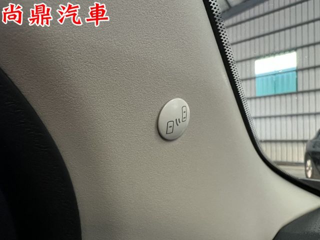 旗艦款最高階 加裝盲點偵測 免鑰匙啟動 摸門解鎖 抬頭顯示器 倒車影像 藍芽ISOFIX 電折後視鏡 車內大空間  第12張相片