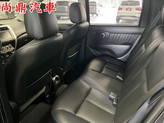 旗艦款最高階 加裝盲點偵測 免鑰匙啟動 摸門解鎖 抬頭顯示器 倒車影像 藍芽ISOFIX 電折後視鏡 車內大空間  第19張相片