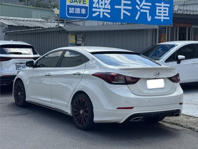 Hyundai Elantra  第7張相片