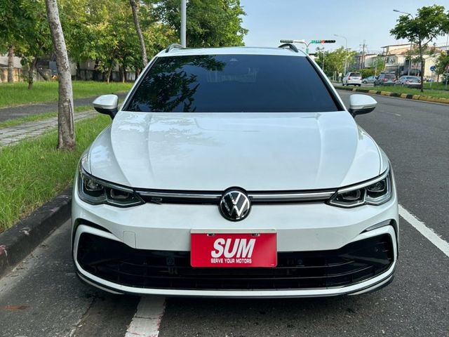 R-LINE/原鈑件/HK音響/全景天窗/R專屬跑車椅/數位儀表/環艙氣氛燈/多媒體觸控主機/無線CARPLAY  第2張相片