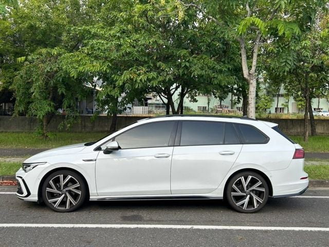 R-LINE/原鈑件/HK音響/全景天窗/R專屬跑車椅/數位儀表/環艙氣氛燈/多媒體觸控主機/無線CARPLAY  第4張相片