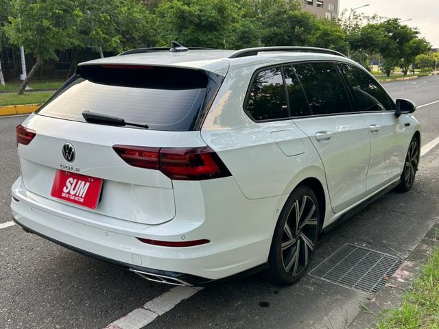 R-LINE/原鈑件/HK音響/全景天窗/R專屬跑車椅/數位儀表/環艙氣氛燈/多媒體觸控主機/無線CARPLAY  第7張相片