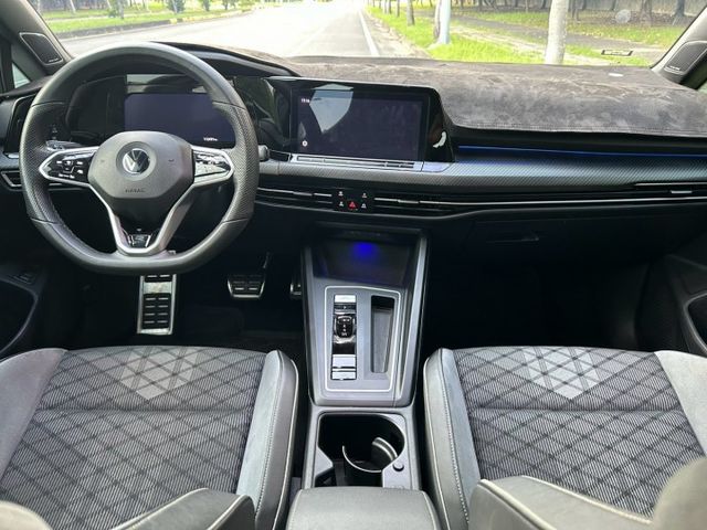 R-LINE/原鈑件/HK音響/全景天窗/R專屬跑車椅/數位儀表/環艙氣氛燈/多媒體觸控主機/無線CARPLAY  第9張相片