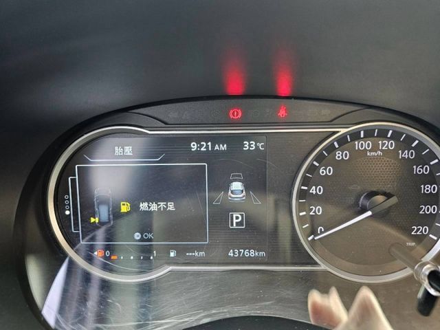 旅行式LED頭燈 難得車美又跑得少 配備眾多 I KEY 360環景 前後錄鏡頭 盲點偵測 胎壓偵測 循跡防滑 歡迎蒞臨  第9張相片
