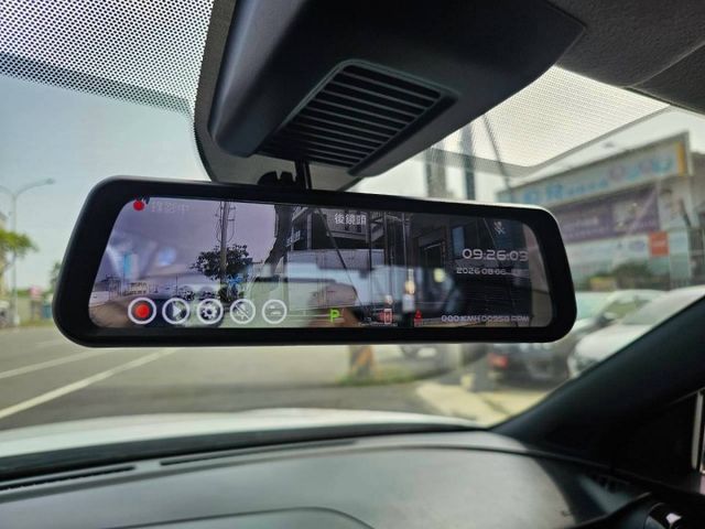 旅行式LED頭燈 難得車美又跑得少 配備眾多 I KEY 360環景 前後錄鏡頭 盲點偵測 胎壓偵測 循跡防滑 歡迎蒞臨  第14張相片