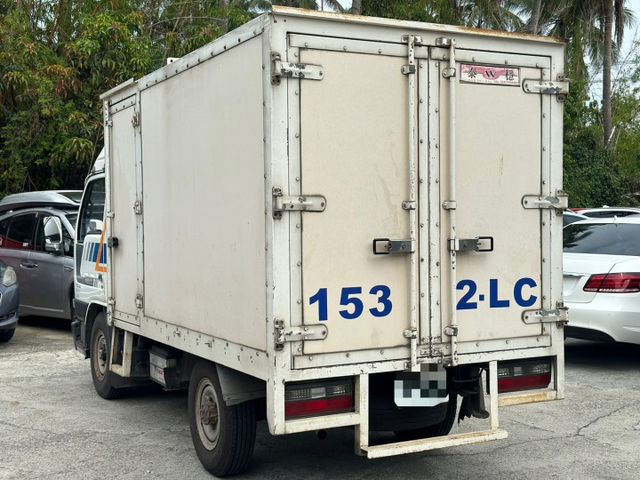 3噸半 箱式貨車  一手車 無事故 內外保持良好 有在顧車  無待修 車況正常 里程35萬公里 里程保證  第4張相片
