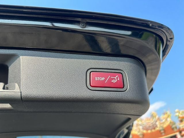 無事故 無待修 里程15萬公里 保證 空間大  I-key 4MATIC 四輪驅動 LED頭燈 電動天窗 電動尾門 駕駛  第8張相片