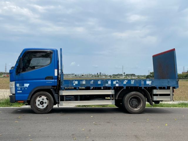 自排貨車！自排貨車！ 2023 Mitsubishi Canter 12.5呎升降尾門 原版件、保證里程才跑不到8萬、無  第2張相片