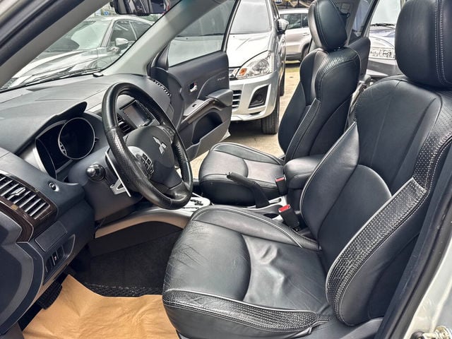 MITSUBISHI三菱 OUTLANDER  第16張相片
