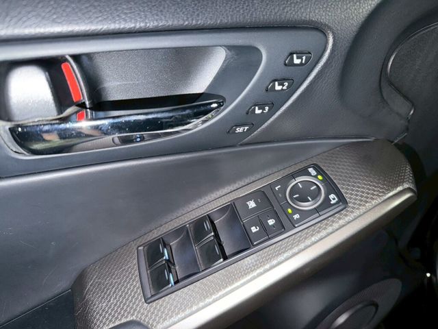 LEXUS凌志 IS 300H  第9張相片