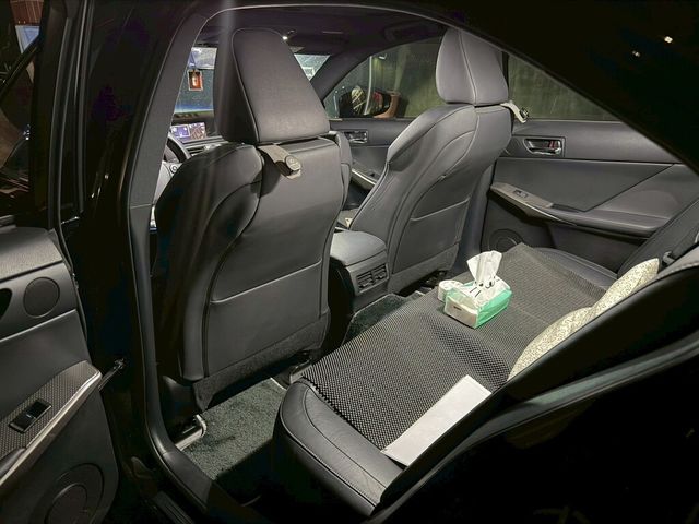 LEXUS凌志 IS 300H  第19張相片