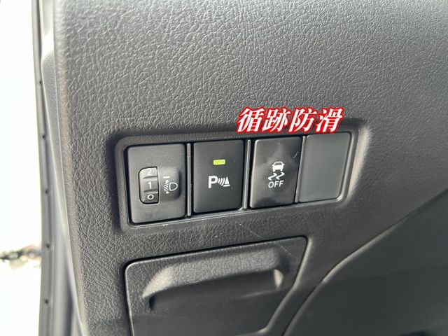 極品A級認證車 一手女用車 稀有特飾版Cross over 影音導航 環景 里程保證僅30600公里 全車100%原鈑件  第15張相片