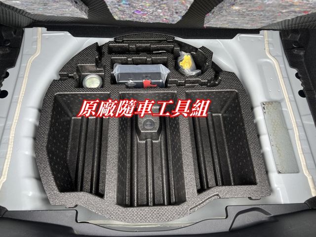 極品A級認證車 行車紀錄器 抬頭顯示器 里程保證僅25618公里 全車100%原版件  第14張相片
