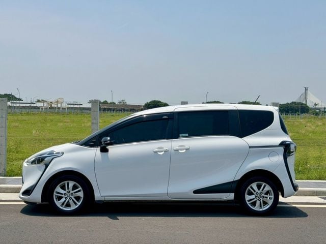 2022 Toyota Sienta 5人座豪華＋ 免鑰匙啟動 方向盤快控鍵 定速巡航 恆溫  第4張相片