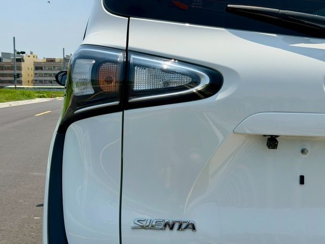 2022 Toyota Sienta 5人座豪華＋ 免鑰匙啟動 方向盤快控鍵 定速巡航 恆溫  第5張相片