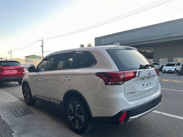 MITSUBISHI三菱 OUTLANDER  第2張相片